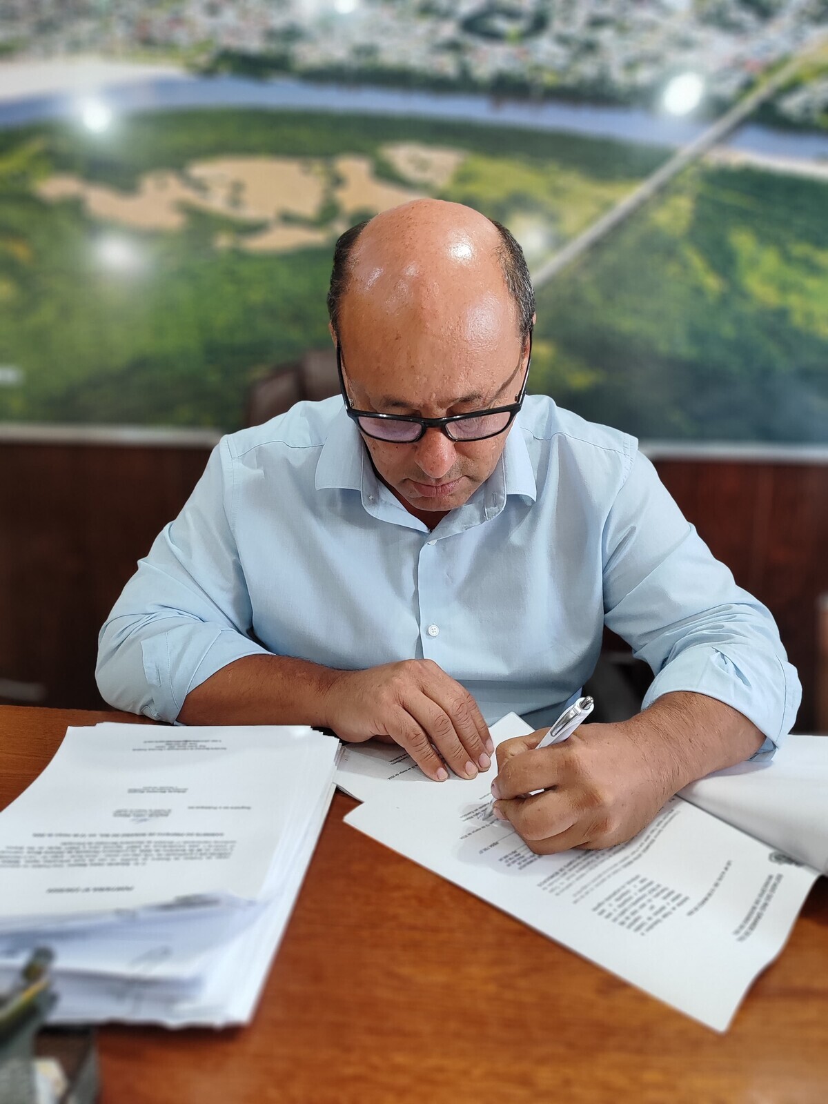 prefeito-em-exercicio-eduardo-ustra-ribeiro-realizou-assinaturas-de-leis-que-autorizam-contratacoes