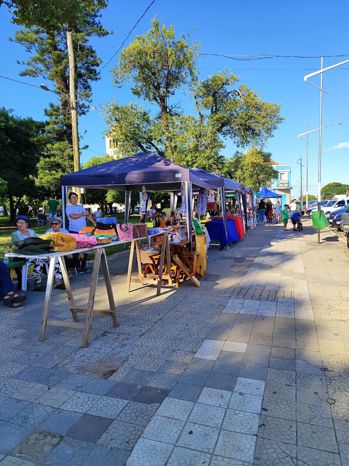 o-prefeito-municipal-vilmar-oliveira-esteve-presente-na-2-feira-do-artesao-de-rosario-do-sul-realizada-na-praca-borges-de-medeiros