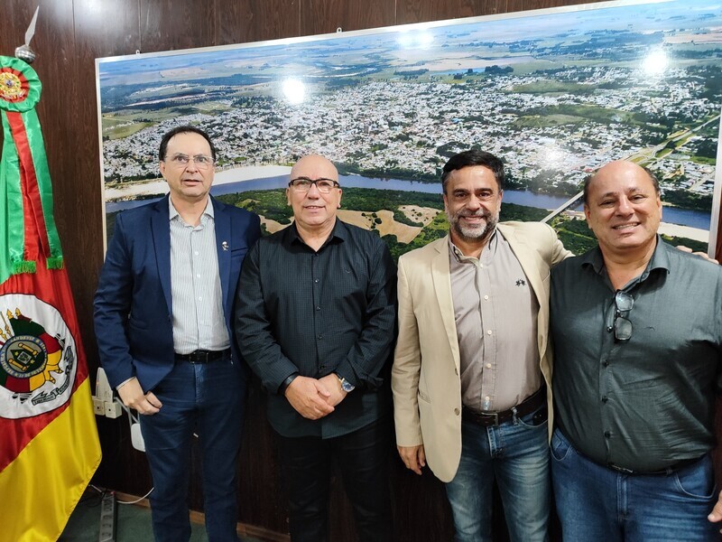 prefeito-municipal-vilmar-oliveira-e-o-vice-prefeito-eduardo-ustra-ribeiro-receberam-no-gabinete-os-diretores-da-integra-energia