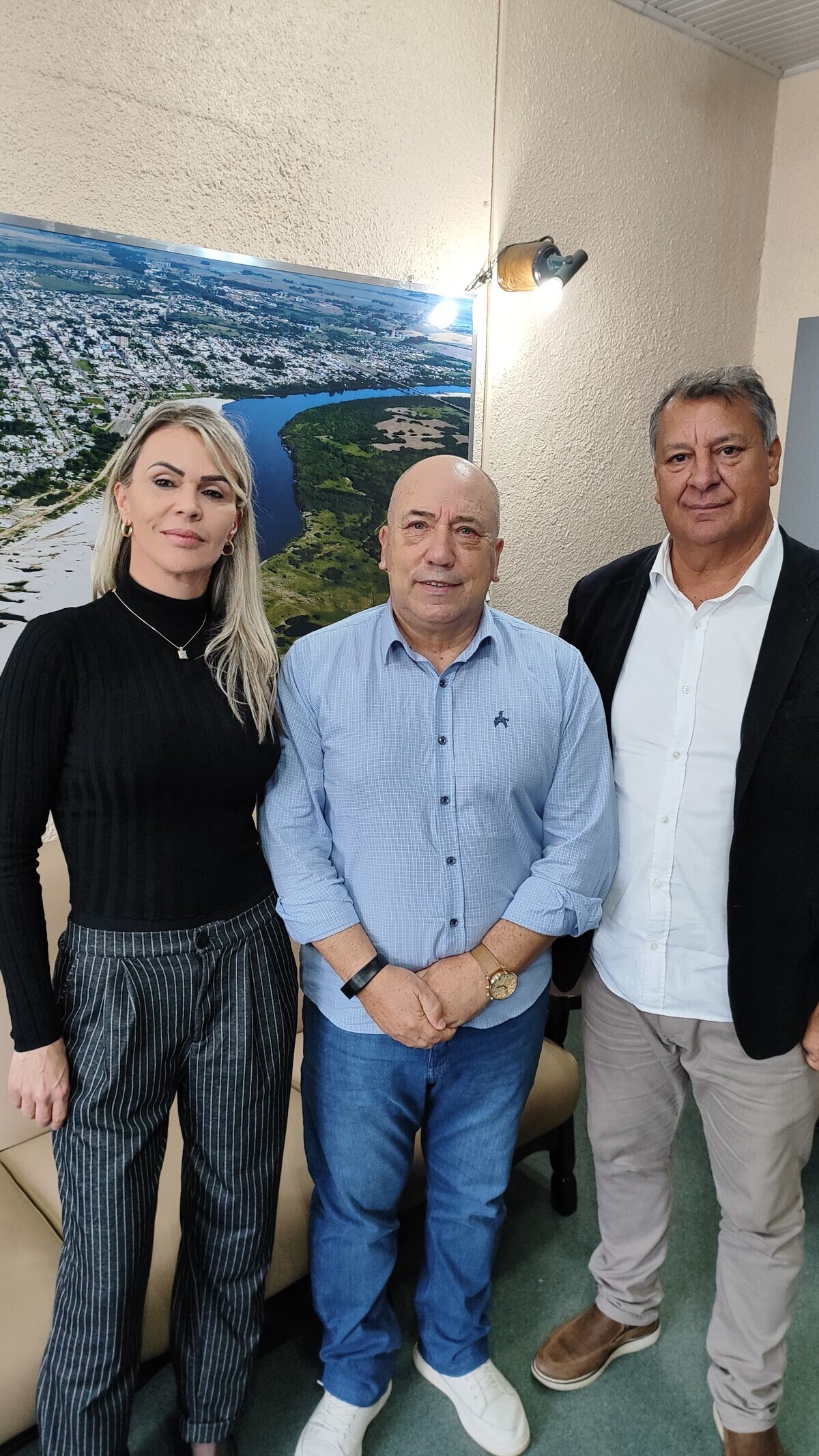 prefeito-municipal-vilmar-oliveira-recebeu-em-seu-gabinete-o-ex-prefeito-de-santana-do-livramento-ico-charopen-e-a-paula-marques