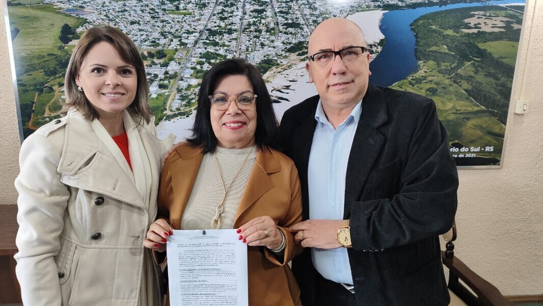 prefeito-vilmar-oliveira-entrega-termos-de-emendas-impositivas