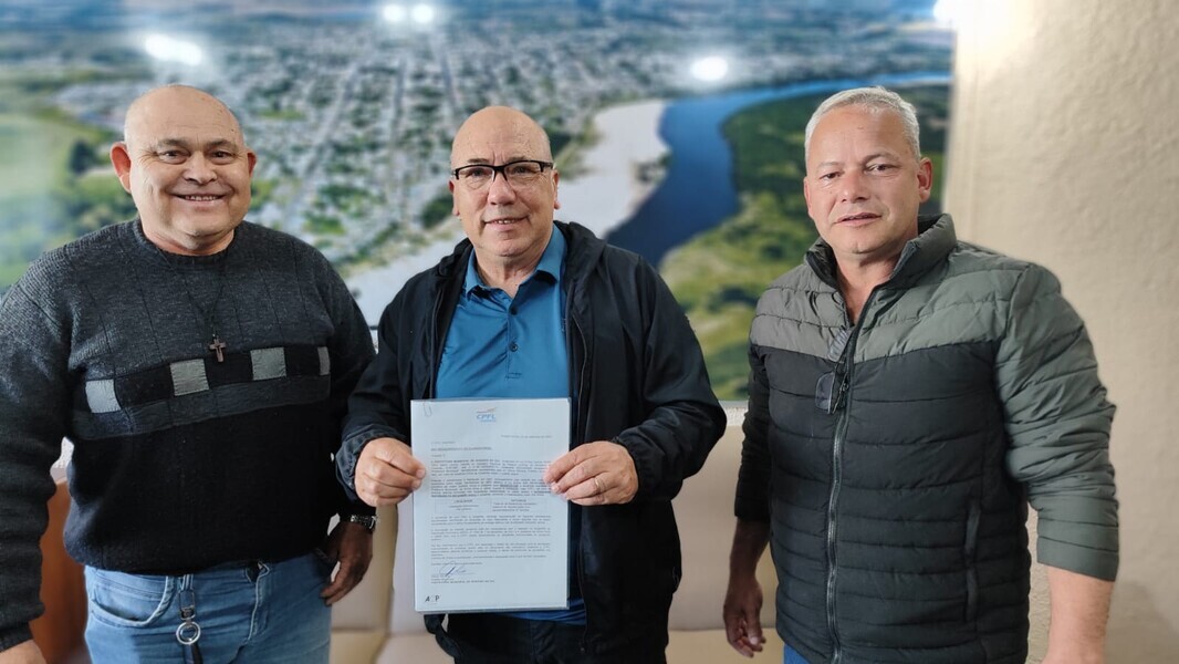 o-prefeito-vilmar-oliveira-recebeu-no-gabinete-o-sr-valdecir-machado-da-vila-lindoca