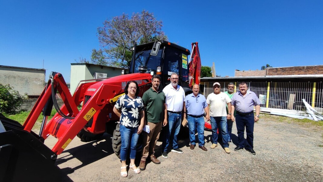 vice-prefeito-eduardo-ustra-ribeiro-entrega-retroescavadeira-a-associacao-estrada-campo-seco