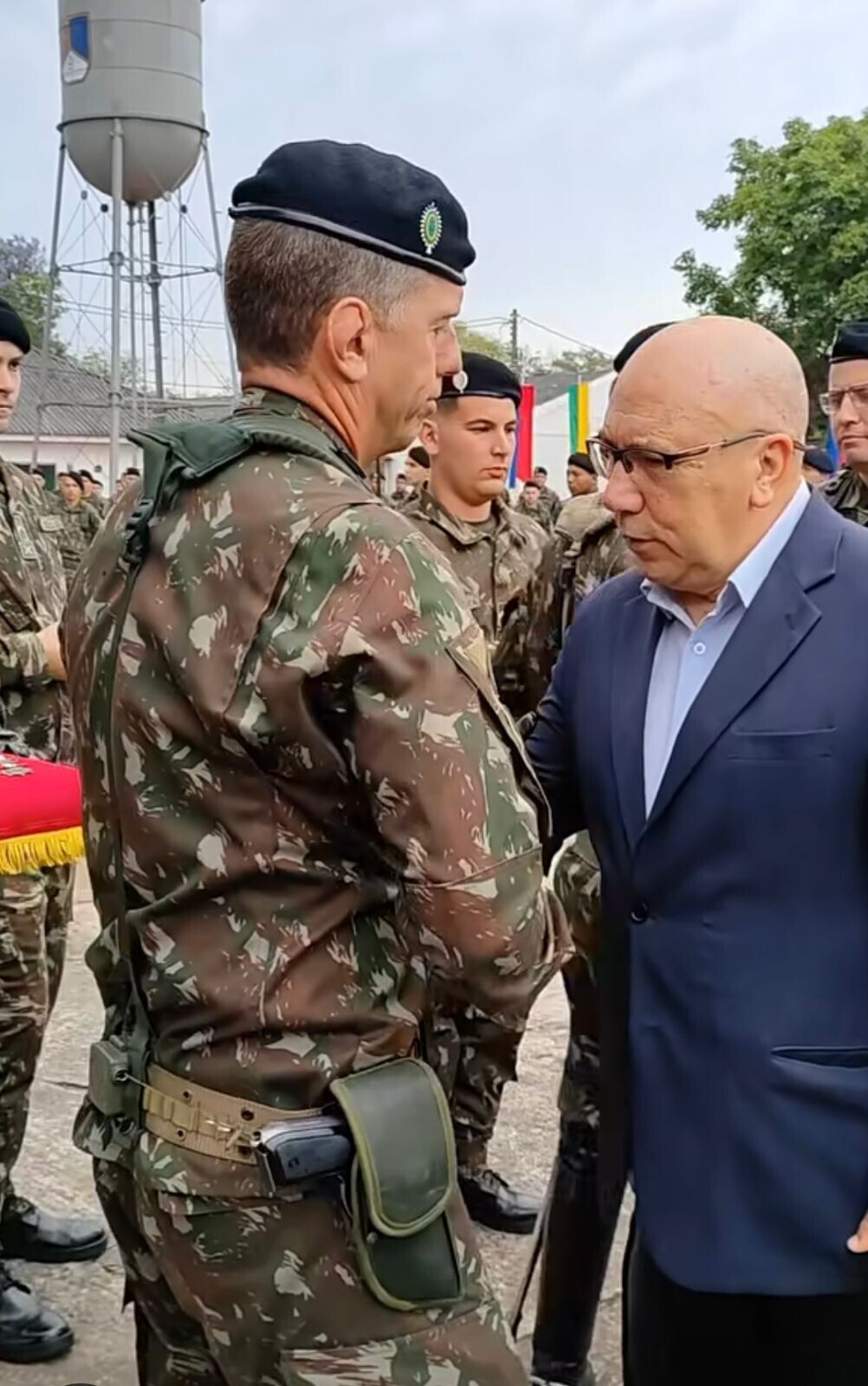 prefeito-vilmar-oliveira-recebeu-honraria-do-4-regimento-de-carros-de-combate