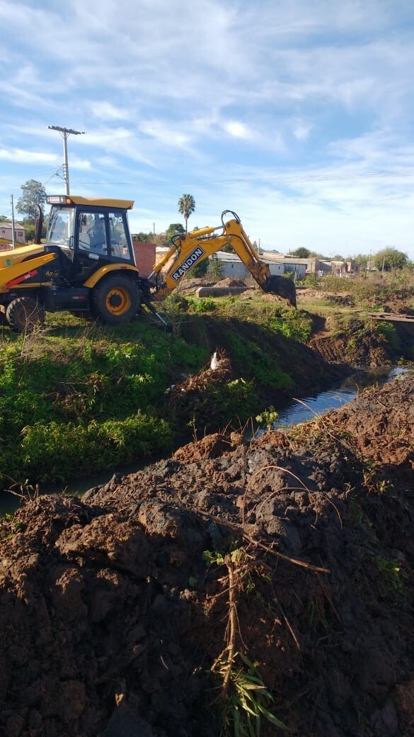administracao-municipal-realiza-limpeza-da-sanga-da-delibio
