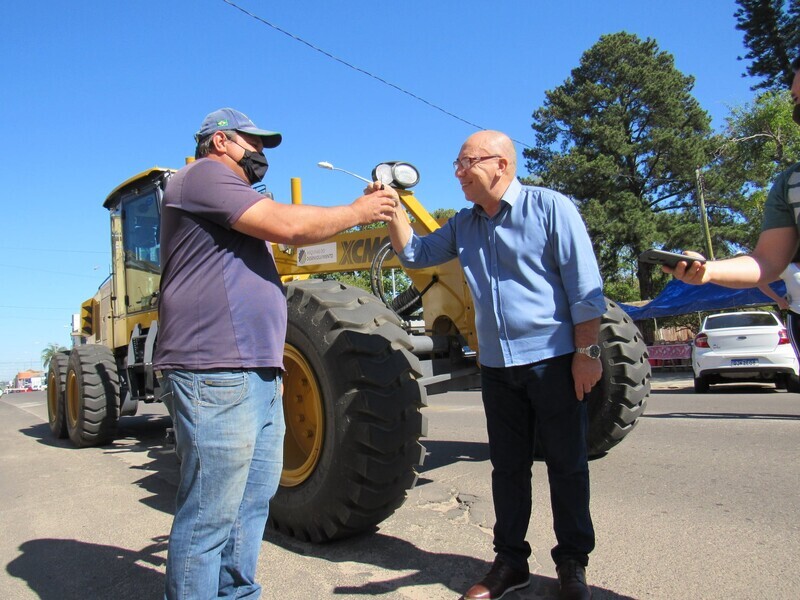 municipio-recebe-motoniveladora-do-governo-federal