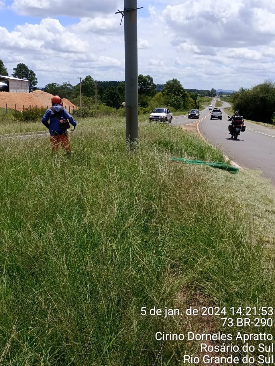 departamento-do-meio-ambiente-realizou-limpeza-no-trevo-de-acesso-secundario